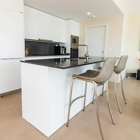 아파트 Luxury Penthouse, With Breathtaking Views, 109 Sqm Terrace, Outdoor Jacuzzi, Walk Distance To The Port, Shops And Restaurants