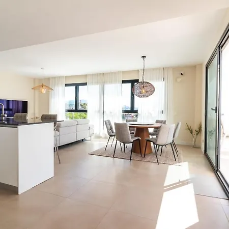 Luxury Penthouse, With Breathtaking Views, 109 Sqm Terrace, Outdoor Jacuzzi, Walk Distance To The Port, Shops And Restaurants 아파트